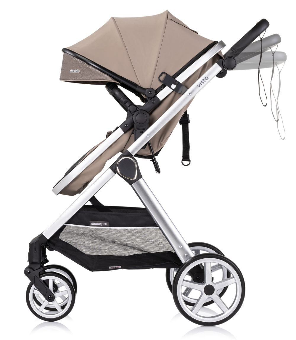 Beiger Kinderwagen mit silbernem Rahmen, schwarzem Korb und vier Rädern. Mehrere Ansichten und Tasche.