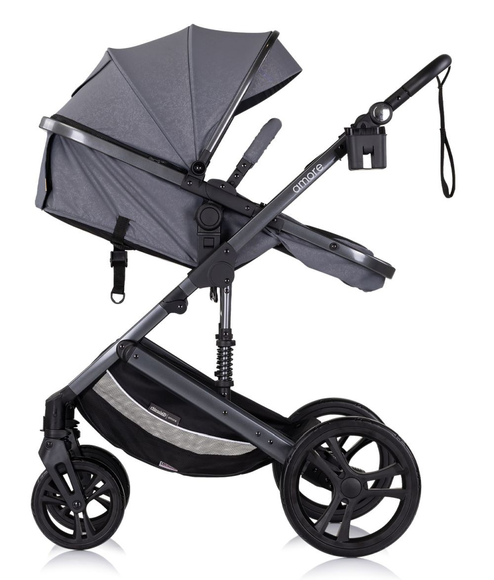 Grauer Kinderwagen mit schwarzem Rahmen, Rädern und Becherhalter. Mit Sonnenschutz. Weißer Hintergrund.