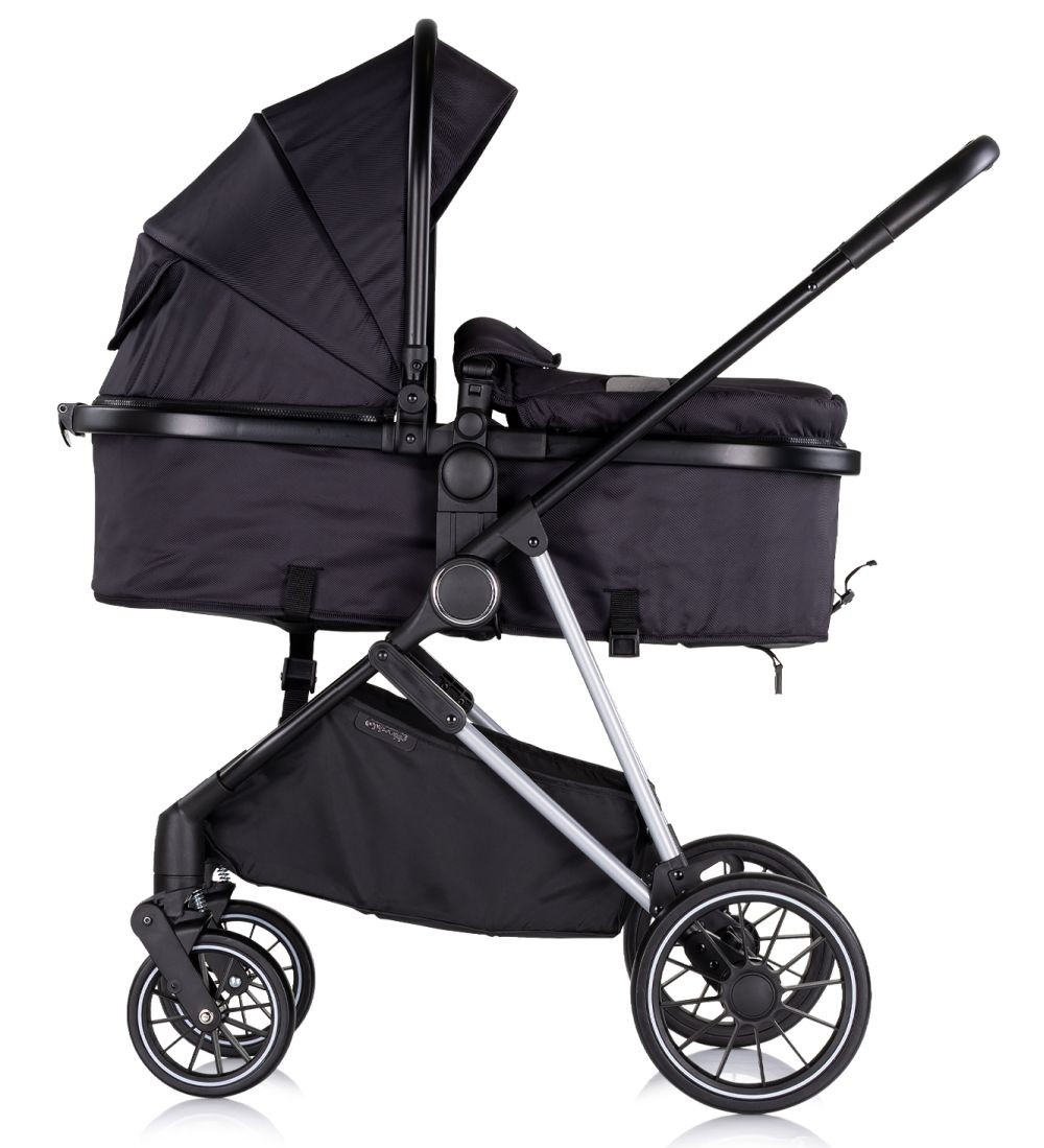 Schwarzer Kinderwagen, Seitenansicht, weißer Hintergrund.