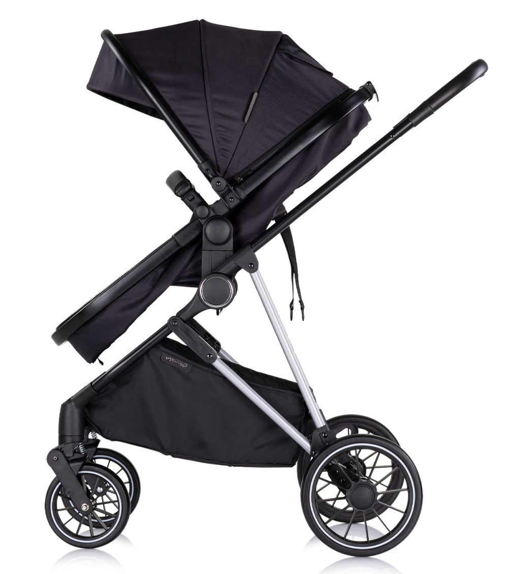 Schwarzer Kinderwagen mit silbernem Rahmen, vier Rädern und großem Korb. Weißer Hintergrund.