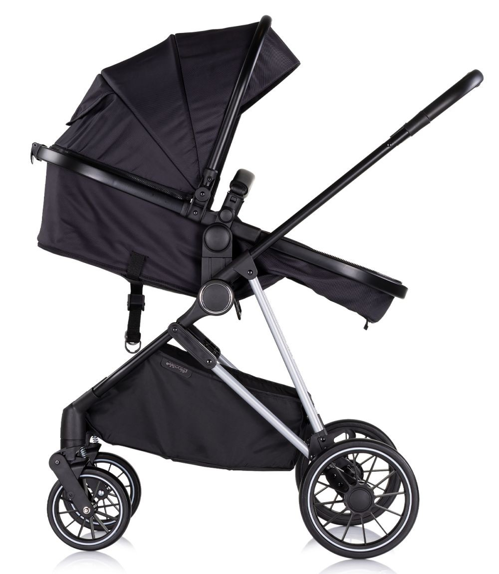 Schwarzer Kinderwagen mit silbernem Rahmen, vier Rädern und großem Korb. Weißer Hintergrund.
