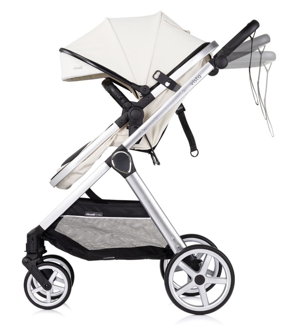 Weißer Kinderwagen mit silbernem Rahmen, Seitenansicht auf weißem Hintergrund.