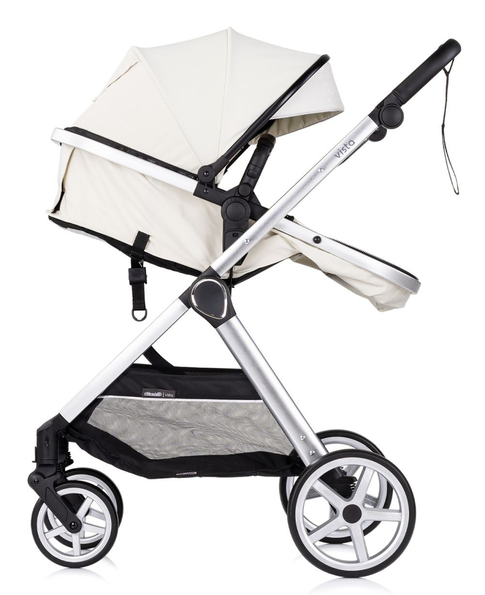 Weißer Kinderwagen mit silbernem Rahmen, Seitenansicht, weißer Hintergrund.