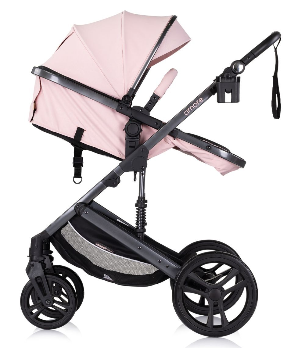 Seitenansicht eines Baby-Kinderwagens mit rosa Verdeck und Becherhalter auf weißem Hintergrund.