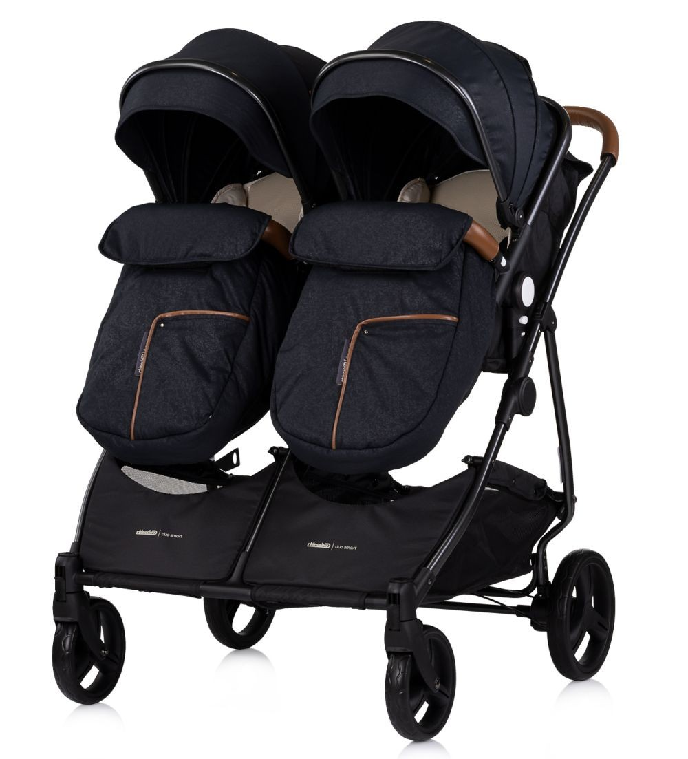 Doppelkinderwagen, marineblaues Verdeck und schwarzer Rahmen, zwei Sitze.
