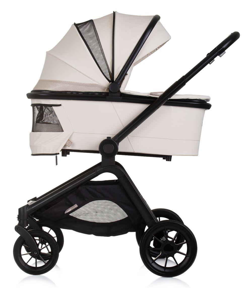 Beiger Kinderwagen, Seitenansicht mit Verdeck und schwarzem Rahmen, auf weißem Hintergrund.