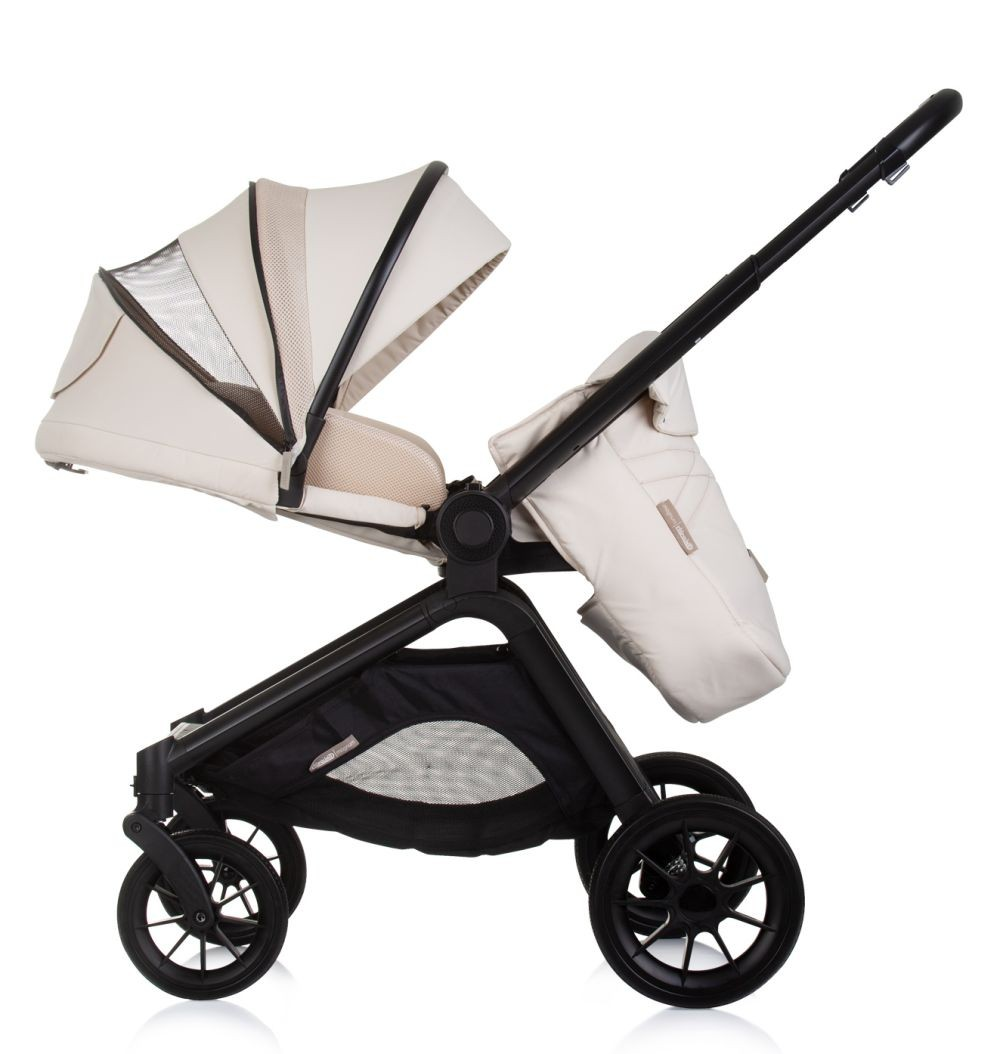 Beiger Kinderwagen, Seitenansicht mit Verdeck und schwarzem Rahmen, auf weißem Hintergrund.