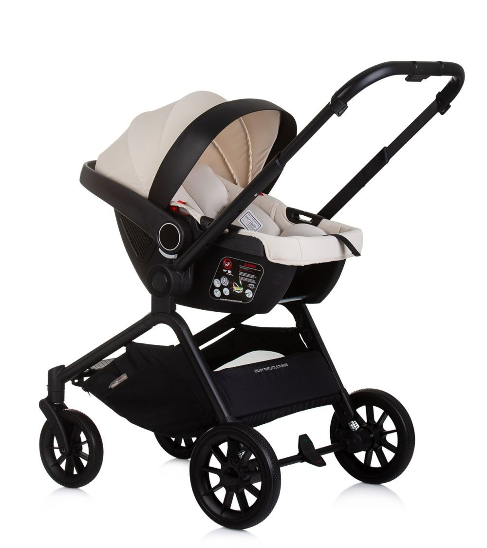 Schwarzer Kinderwagen mit beigem Babysitz auf weißem Hintergrund.