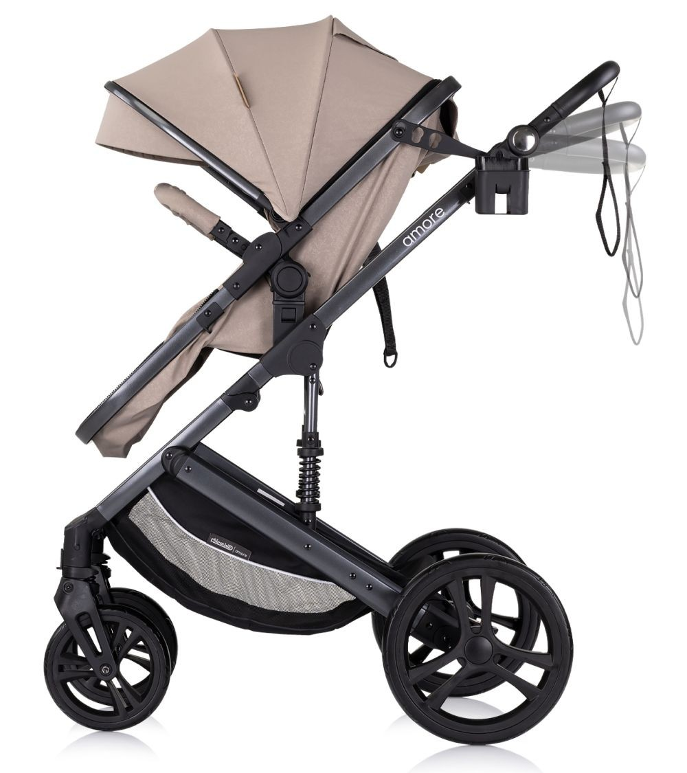 Ein Kinderwagen mit beigefarbenem Verdeck. Er hat ein schwarzes Gestell und einen Korb. Weißer Hintergrund.