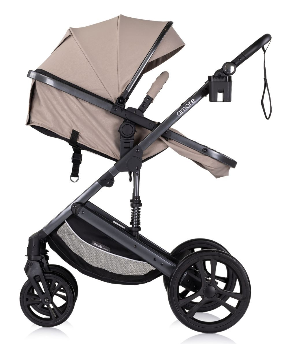 Beiger Kinderwagen mit mehreren Ansichten und Zubehör auf weißem Hintergrund.