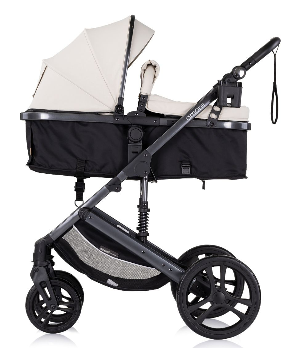 Cremefarbener Kinderwagen mit schwarzem Rahmen, Verdeck oben, Seitenansicht.