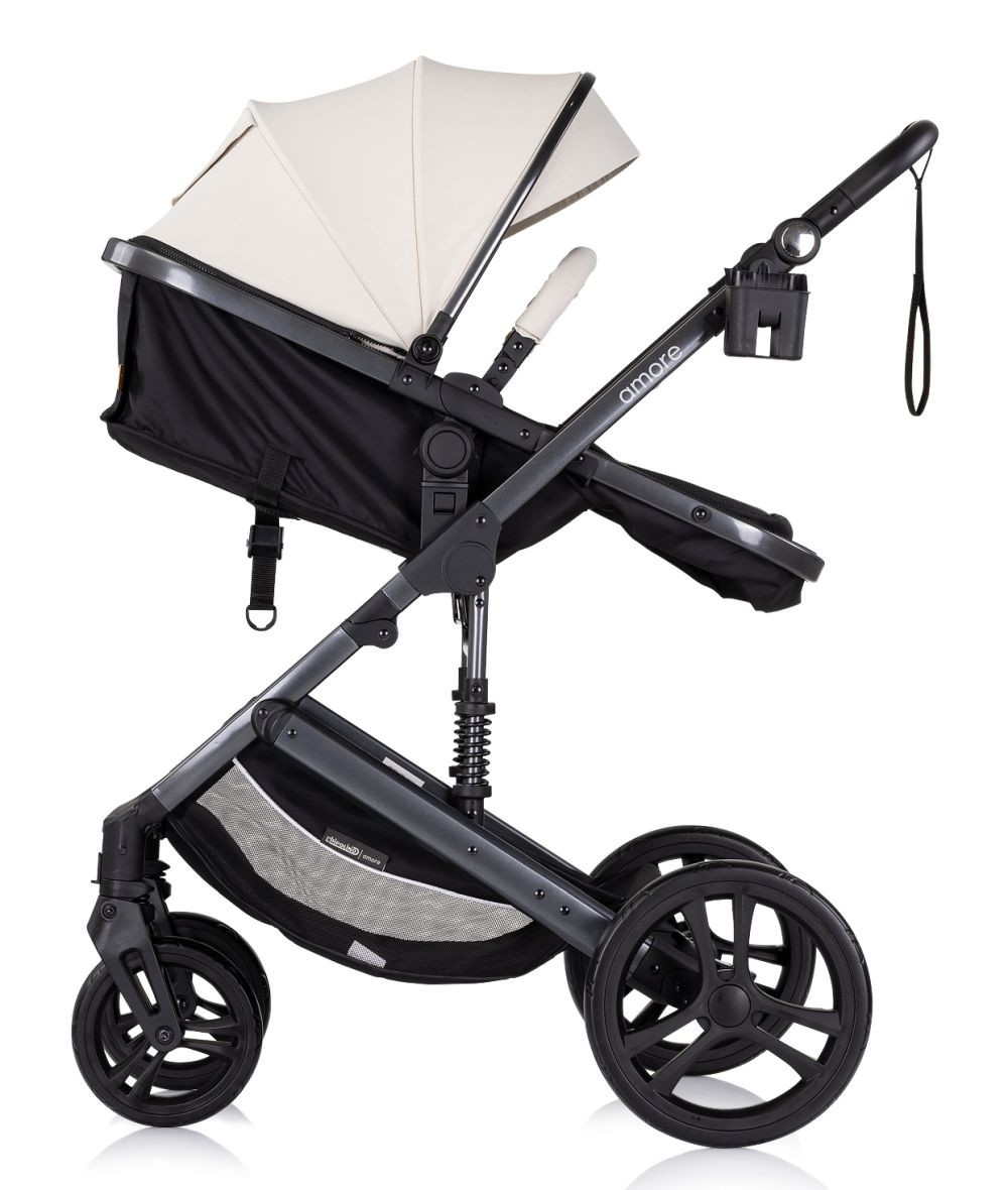 Grauer Kinderwagen mit schwarzem Rahmen und Rädern. Mit Babywanne und Stauraum. Weißer Hintergrund.