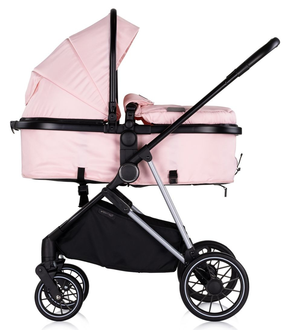 Rosa Kinderwagen mit schwarzem Rahmen, Verdeck oben, Seitenansicht.