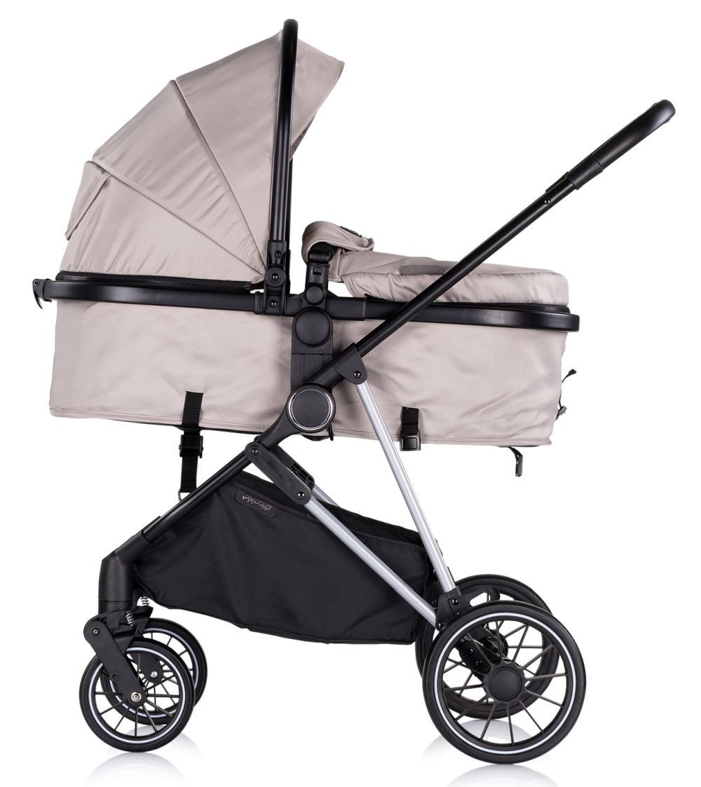 Beiger Kinderwagen mit schwarzem Rahmen, Verdeck oben, Seitenansicht.