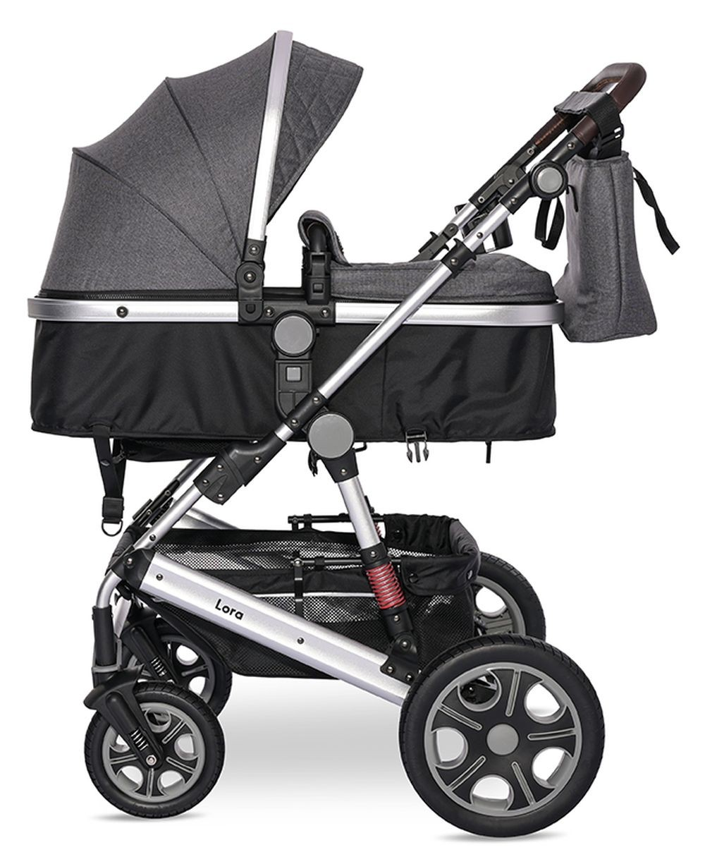 Grauer Kinderwagen mit schwarzer Babywanne. Silberner Rahmen, schwarze Räder. Griff mit Tasche. Graues Verdeck offen. Schwarzer Korb.