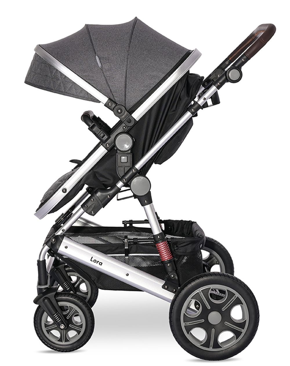Grauer und silberner Kinderwagen auf Weiß. Schwarzer Stauraum. Graues Verdeck. Schwarzer und silberner Rahmen.