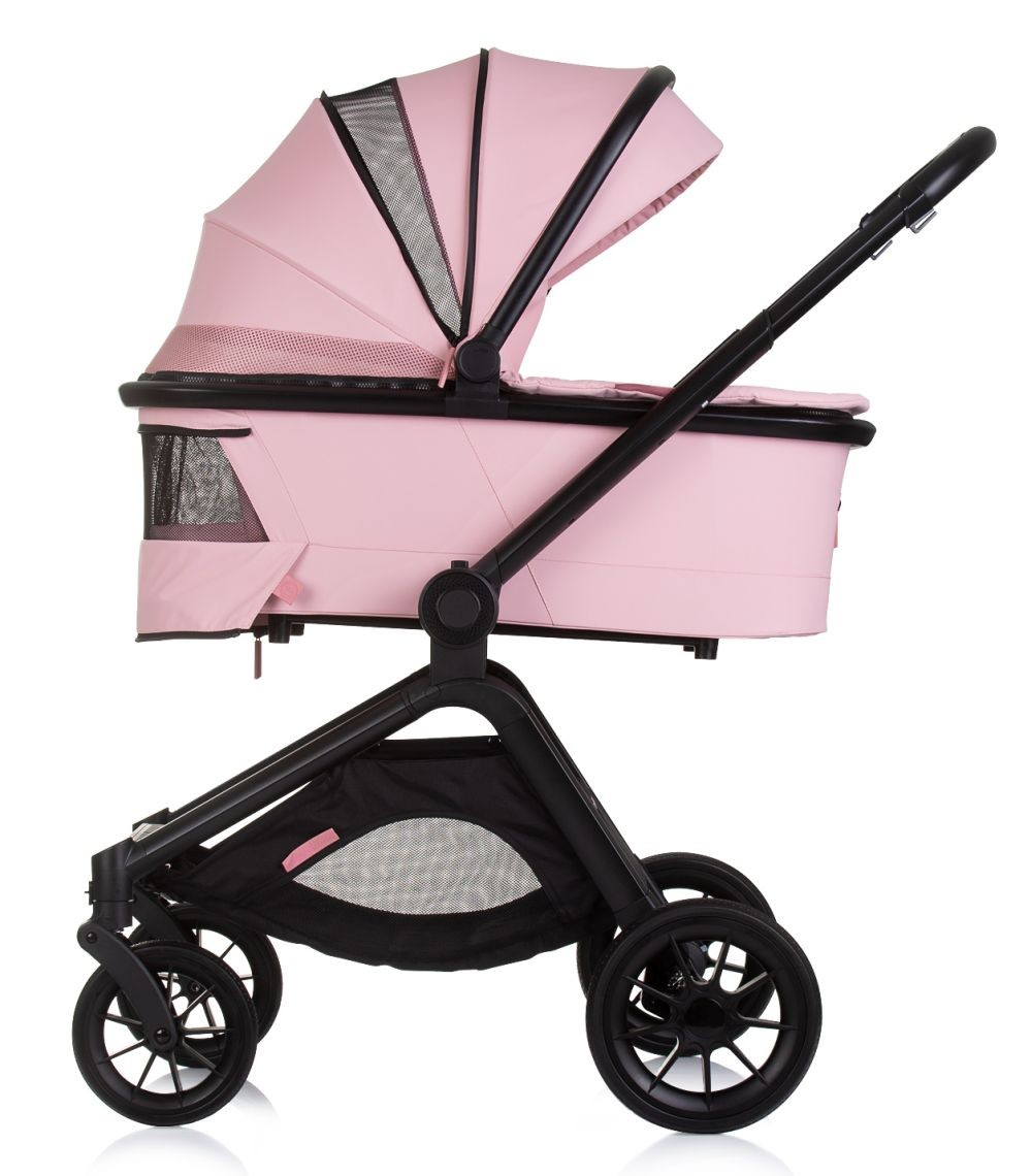Rosa Kinderwagen mit schwarzem Rahmen, schwarzem Korb und Rädern. Hat ein rosa Verdeck, auf weißem Hintergrund.