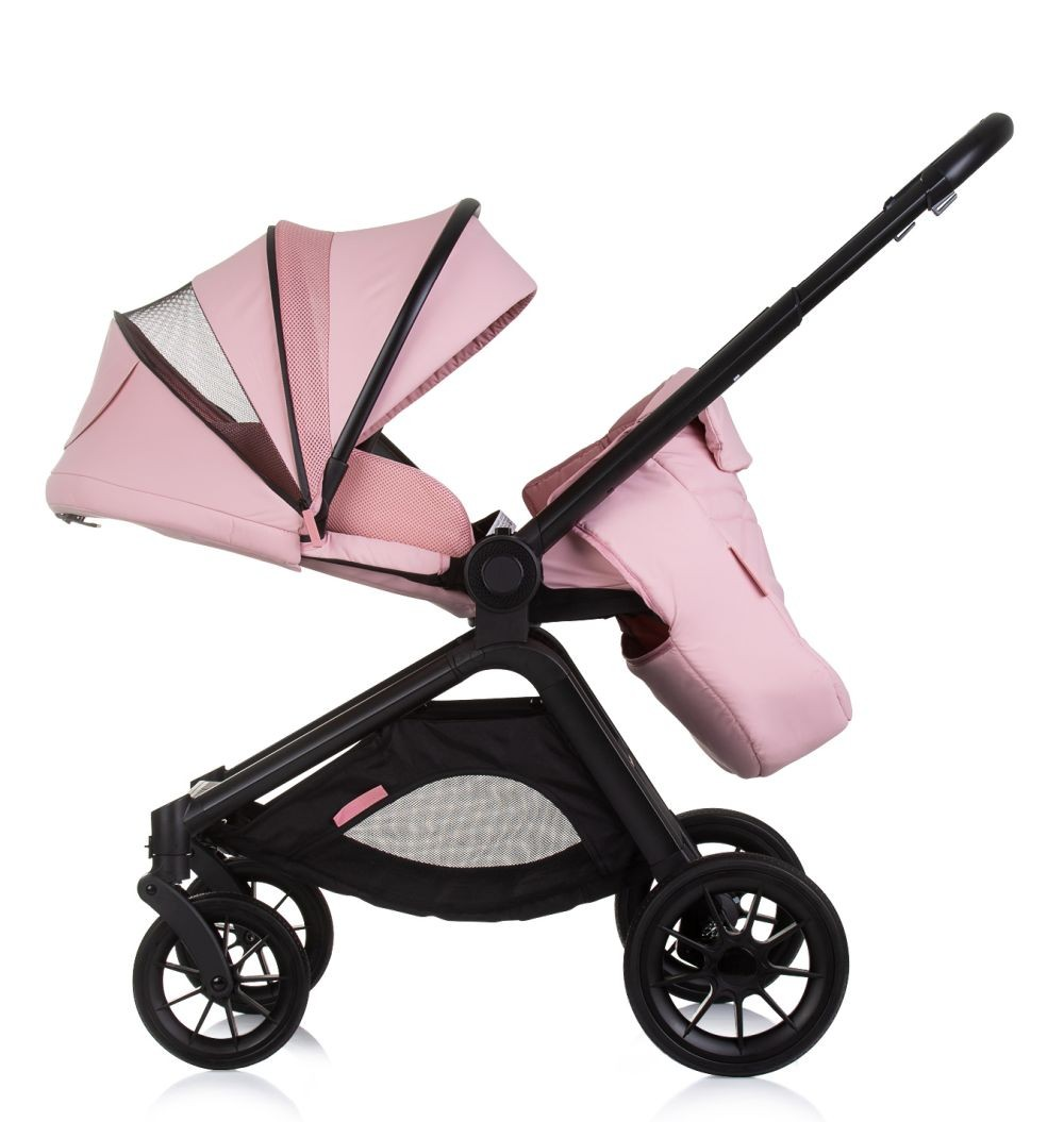 Pinker Kinderwagen mit schwarzem Rahmen, gefaltetem Verdeck und vier schwarzen Rädern. Isoliert auf weißem Hintergrund.