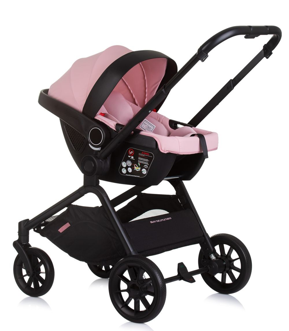 Ein rosa-schwarzer Kinderwagen mit angebrachtem Autositz. Er hat schwarze Räder und einen Aufbewahrungskorb unten.