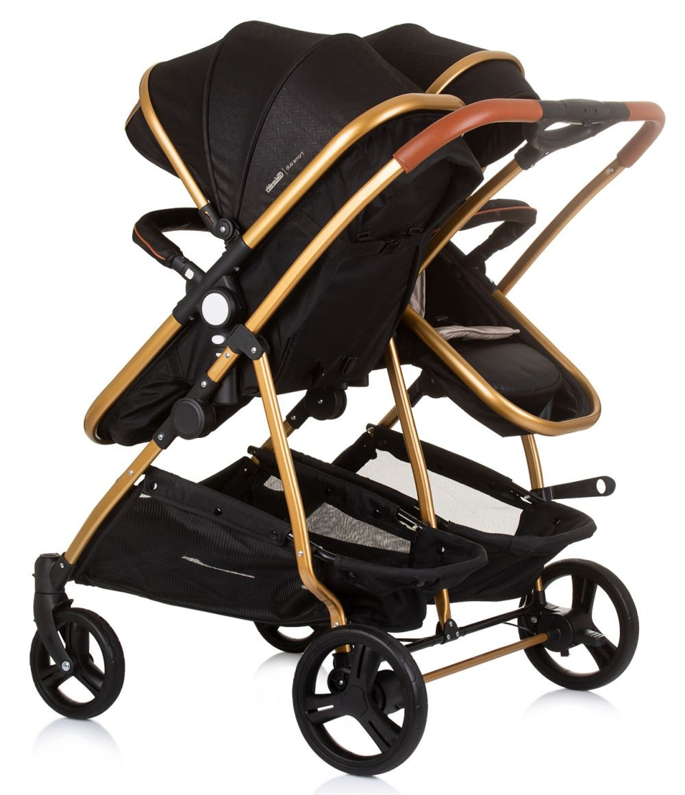 Doppelkinderwagen mit goldenem Rahmen, schwarzen Sitzen und schwarzen Rädern auf weißem Hintergrund.