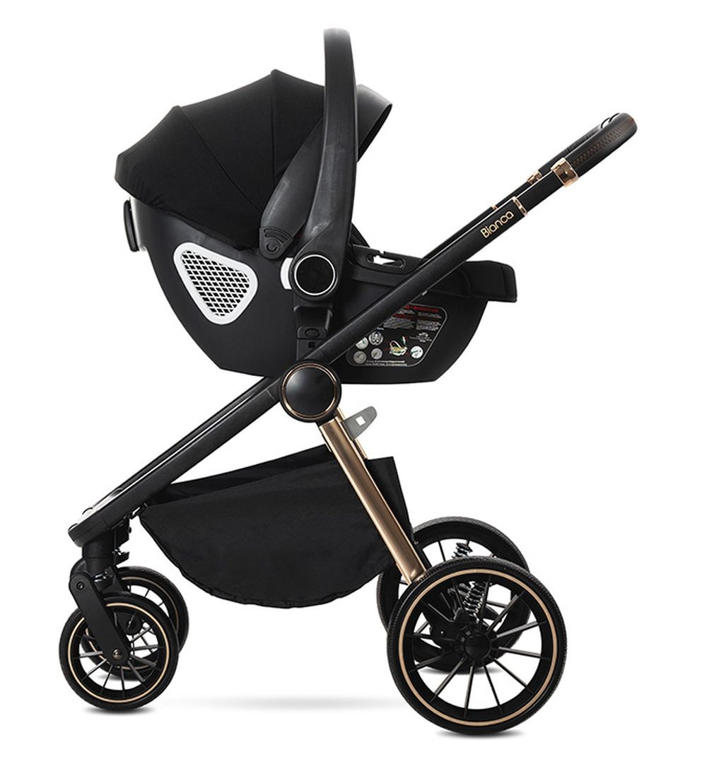 Cochecito negro con asiento de coche adjunto. Cuenta con detalles dorados y ruedas negras. La marca es 'Bianca'.