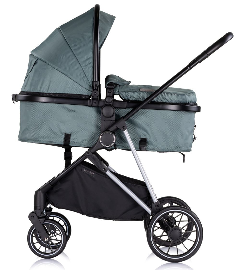 Grüner Kinderwagen mit schwarzer Babywanne, Seitenansicht, grünes Verdeck, schwarzer Rahmen.