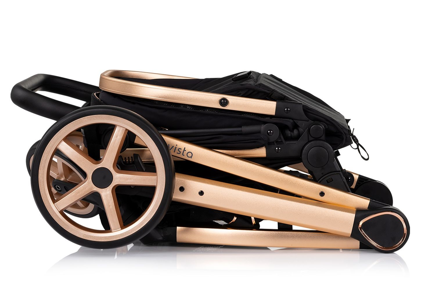 Zusammengeklappter schwarz-goldener Kinderwagen, Seitenansicht, auf weißem Hintergrund.