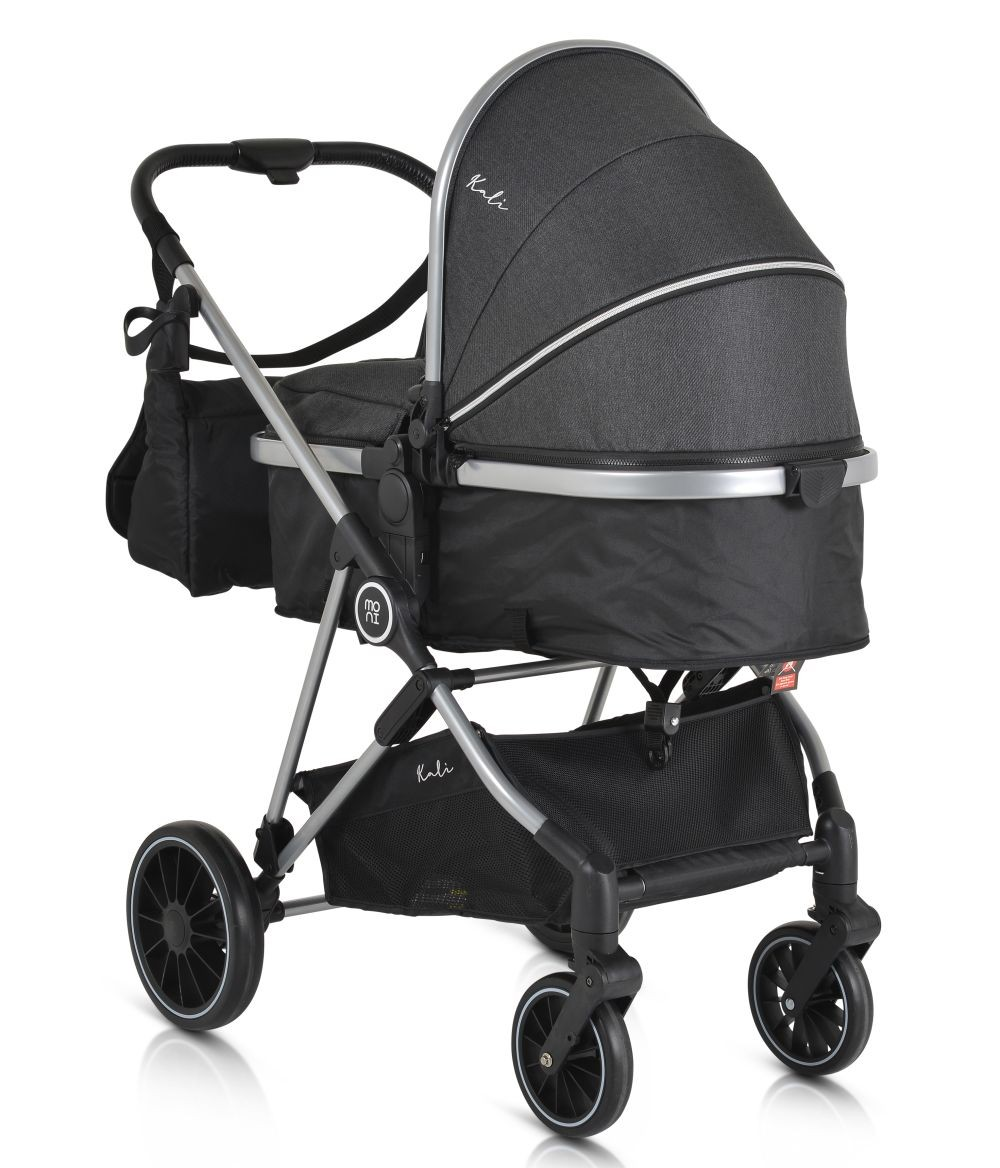 Ein grauer Kinderwagen mit schwarzen Akzenten auf weißem Hintergrund.