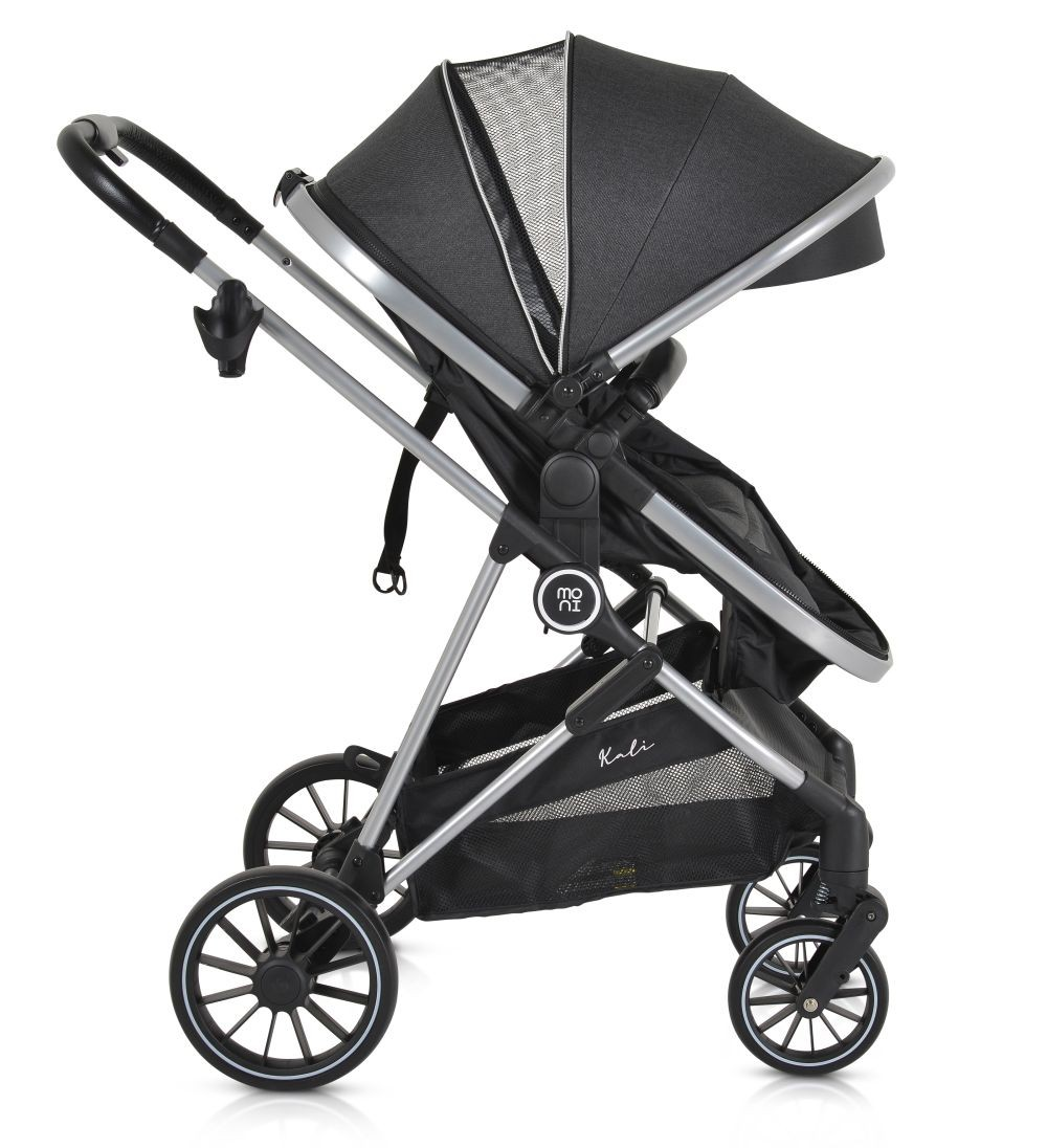 Ein grauer Kinderwagen mit schwarzen Rädern auf weißem Hintergrund.