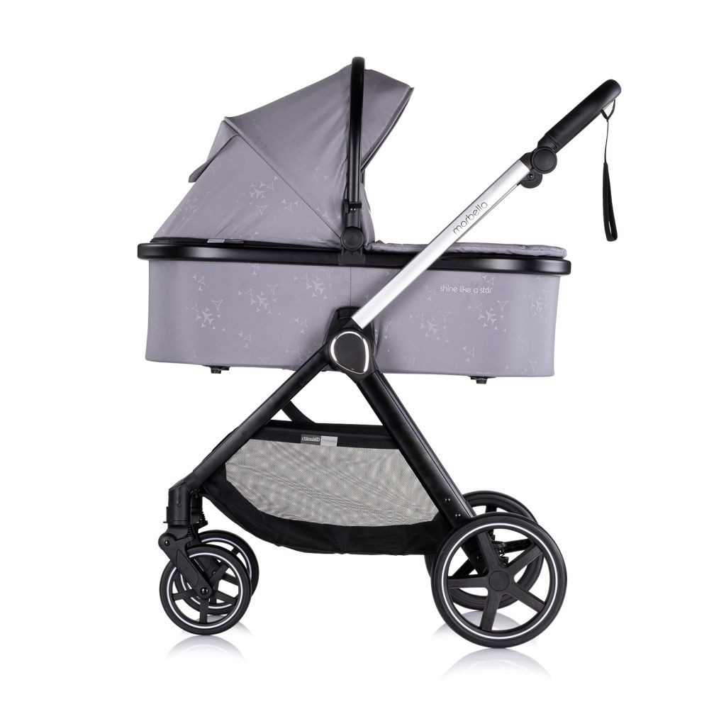 Ein grauer Kinderwagen mit schwarzen Rädern, einem Verdeck und einem Aufbewahrungskorb, auf weißem Hintergrund.