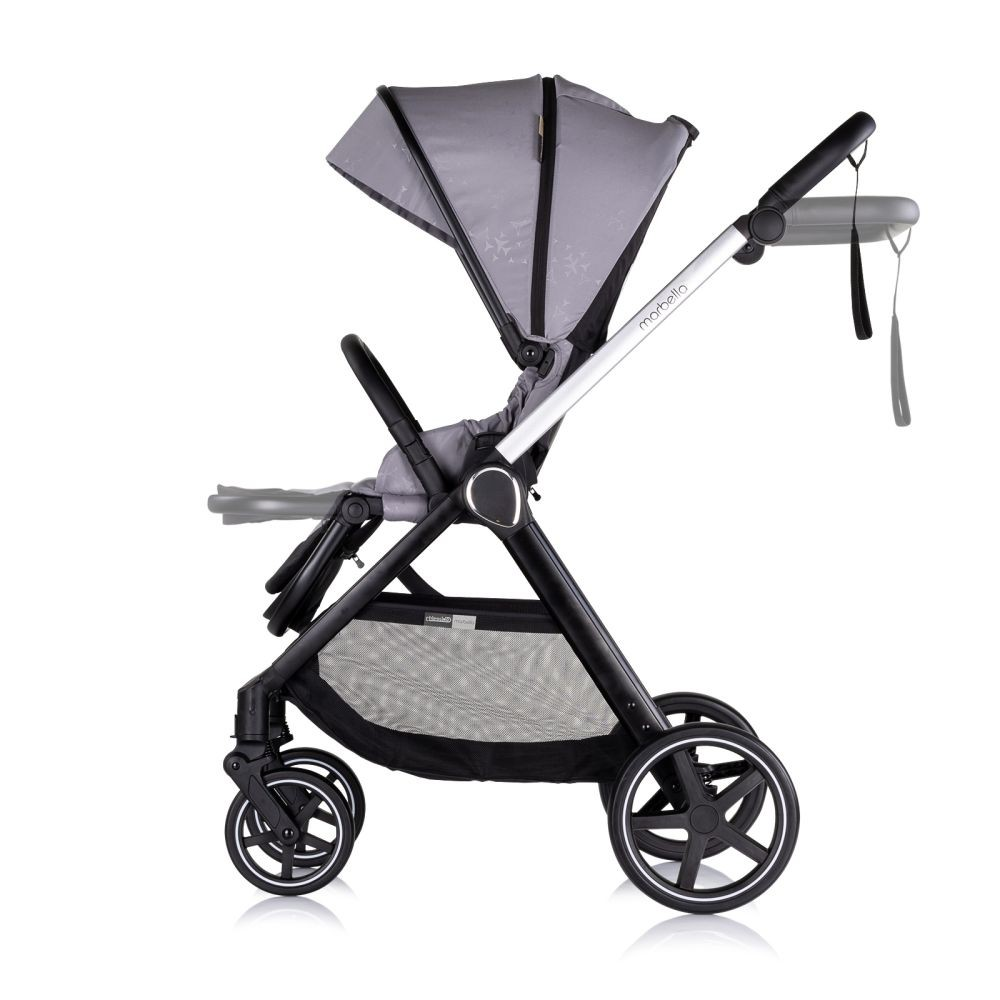 Grauer Marbella-Kinderwagen auf weißem Grund. Merkmale sind Verdeck, Korb und schwarze Räder.