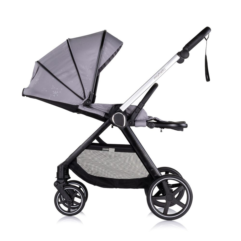 Grauer Marbella-Kinderwagen auf weißem Grund. Merkmale sind Verdeck, Korb und schwarze Räder.