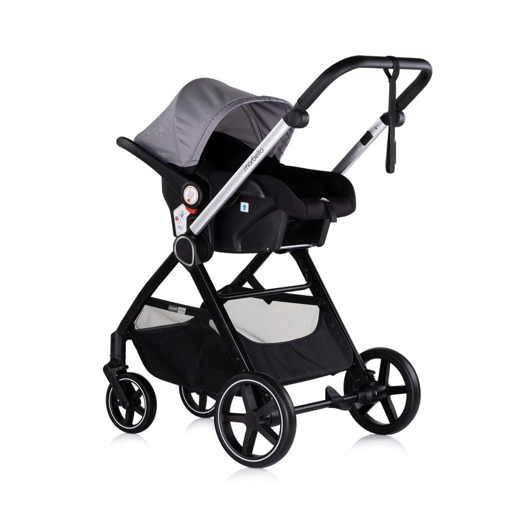 Grauer Kinderwagen mit angebrachtem Autositz. Schwarzer und silberner Rahmen. Vier Räder. Weißer Hintergrund.