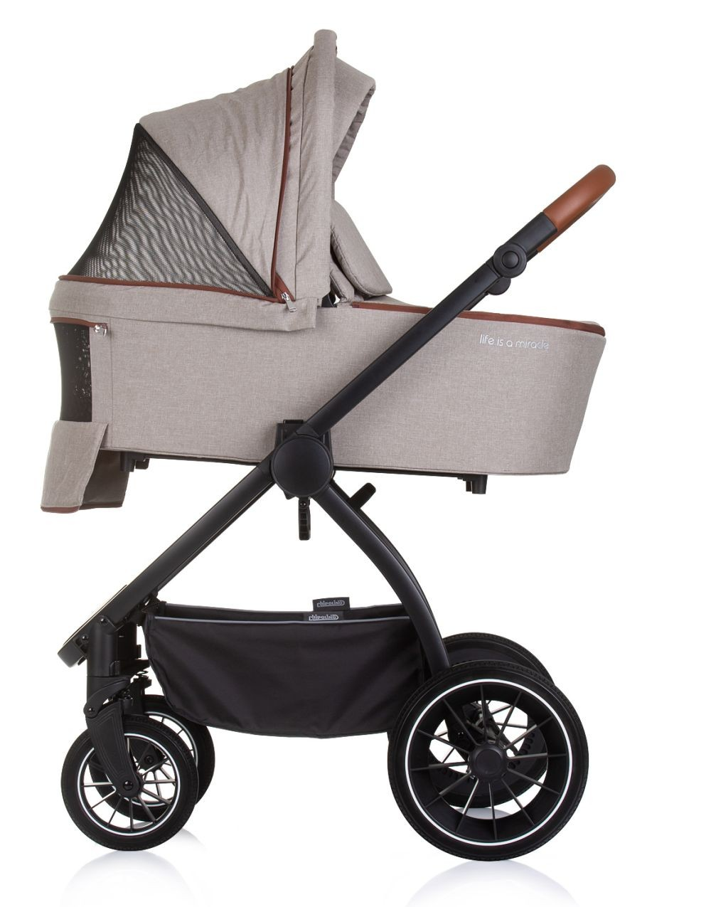 Ein Kinderwagen mit beiger Babywanne und schwarzem Rahmen. Er hat schwarze Räder und einen braunen Griff. Das Verdeck hat ein Netzfenster.