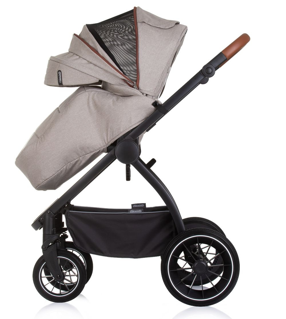 Beiger Kinderwagen mit schwarzem Rahmen und braunem Griff. Mit Verdeck und Aufbewahrungskorb.