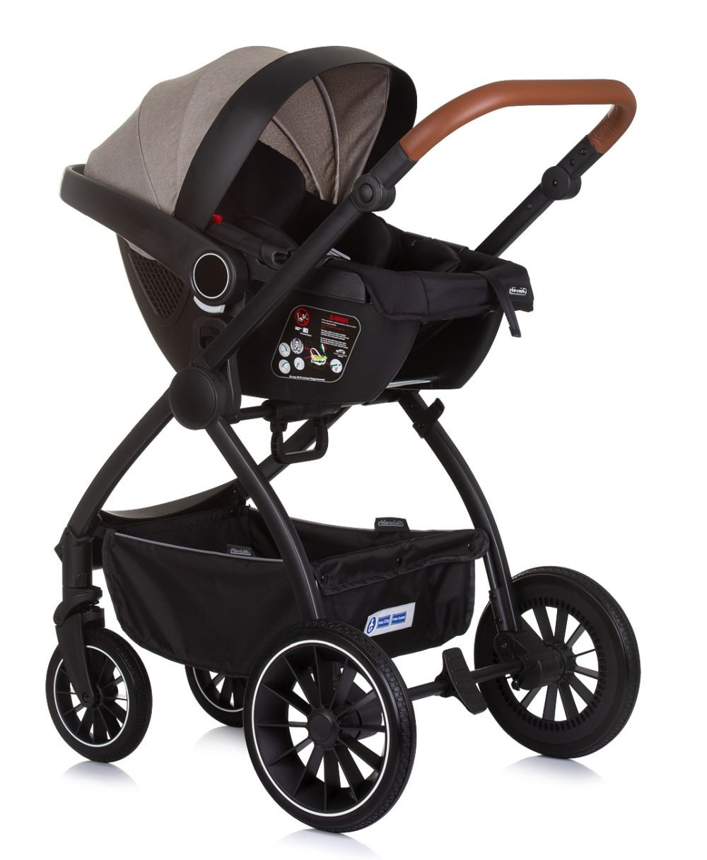 Kinderwagen mit schwarzem Rahmen, beigem Sitz, braunem Griff und Autositz. Weißer Hintergrund.