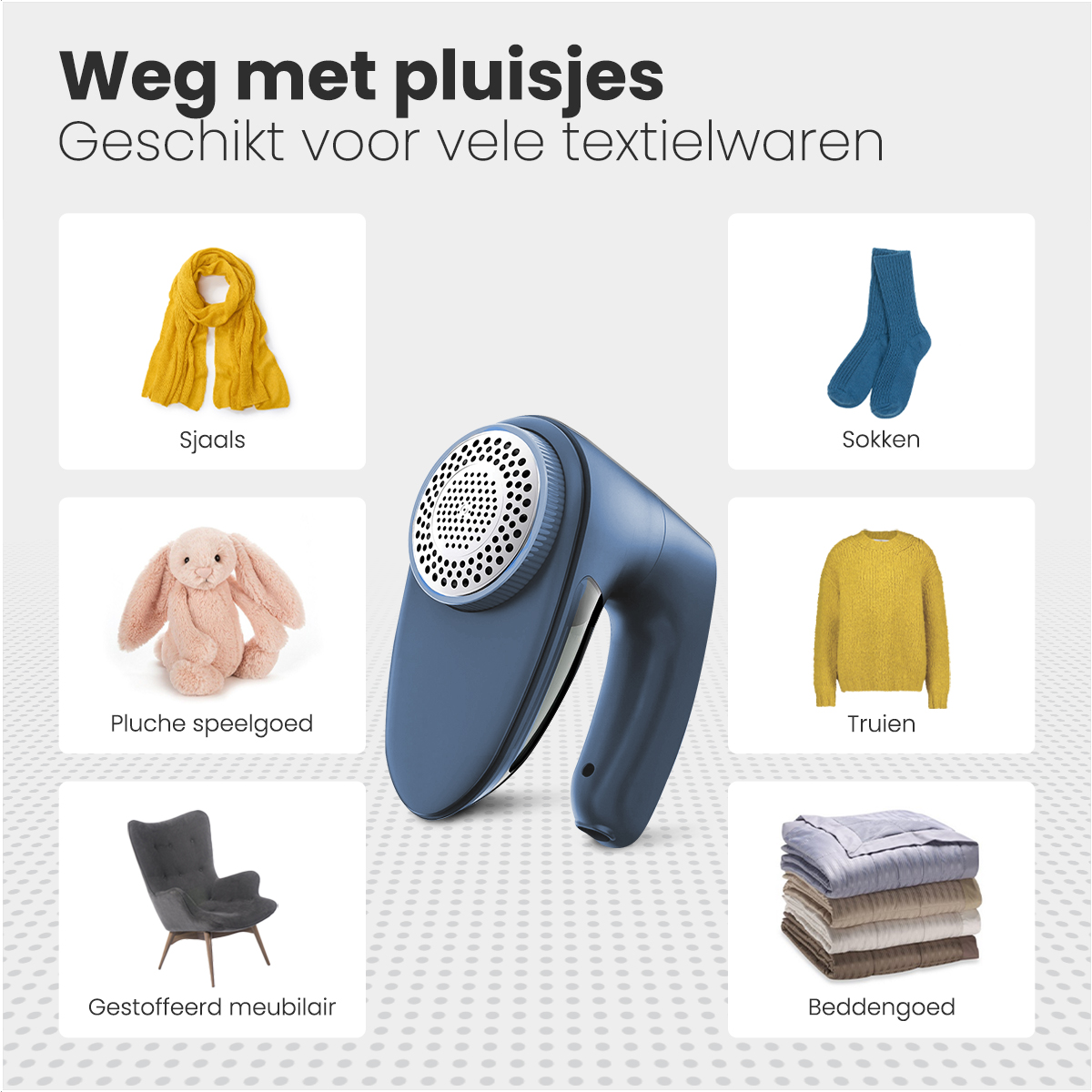 Rasoir à tissu bleu entouré d'articles, dont écharpes, chaussettes et peluches.
