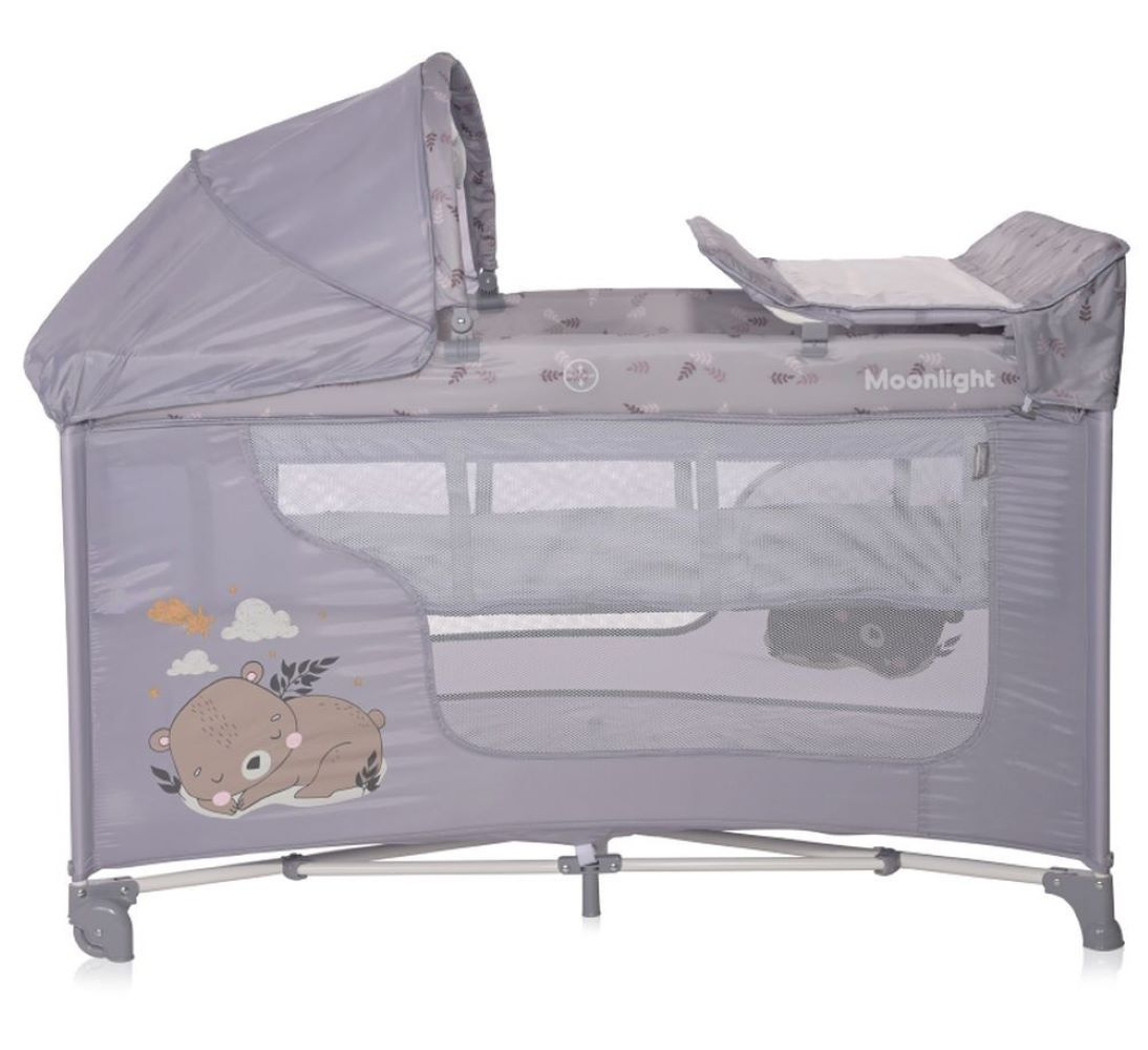 Cama de bebé gris y blanca con dosel, diseñada con acentos de oso y hojas.