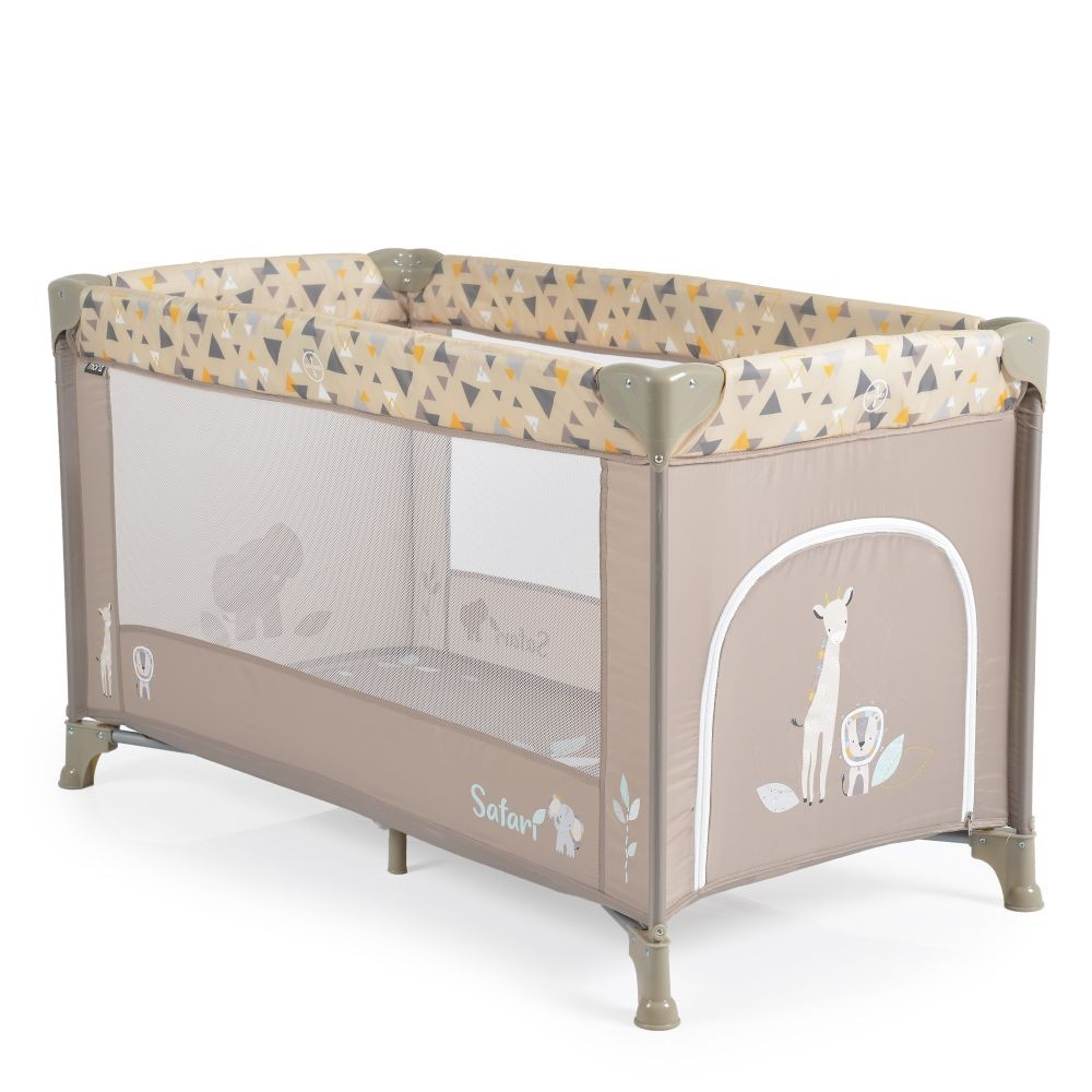 Cuna de viaje beige con animales de safari y parte superior con patrón geométrico.
