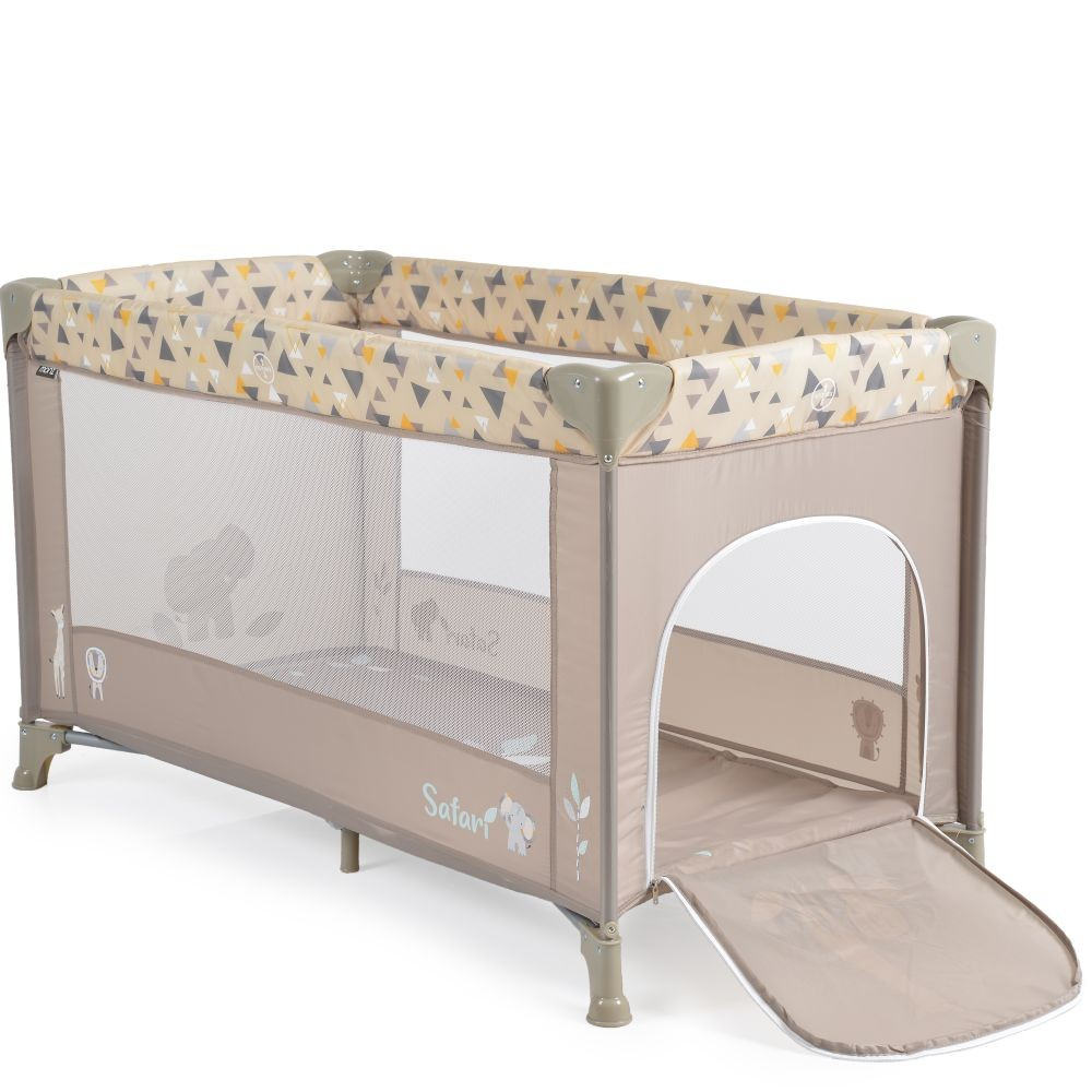 Cuna de viaje beige con estampado geométrico y ilustraciones de animales de safari.