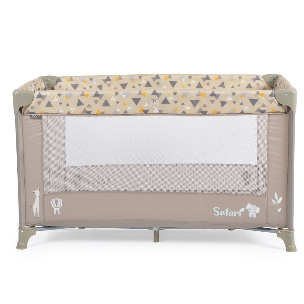 Cuna de viaje beige con estampado geométrico y ilustraciones de animales de safari.