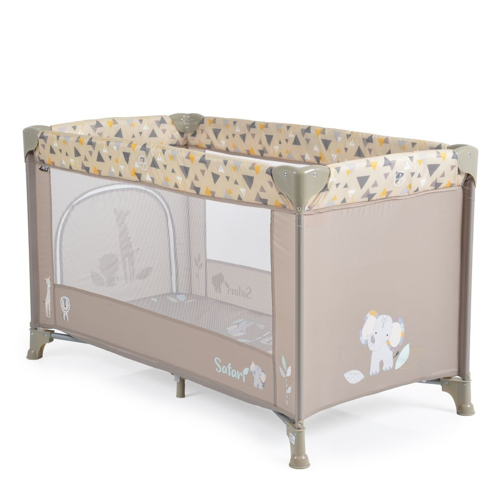 Cuna de viaje beige con animales de safari y parte superior con patrón geométrico.