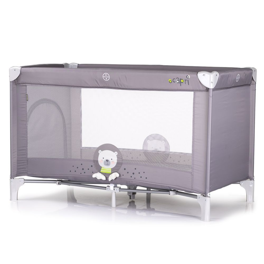 Graues Babybett mit Netzfenster und Cartoon-Bär, auf weißer Oberfläche.