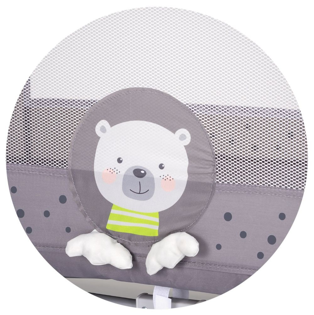 Nahaufnahme eines Bären-Cartoons auf einem grauen Babybett. Weißer Hintergrund.