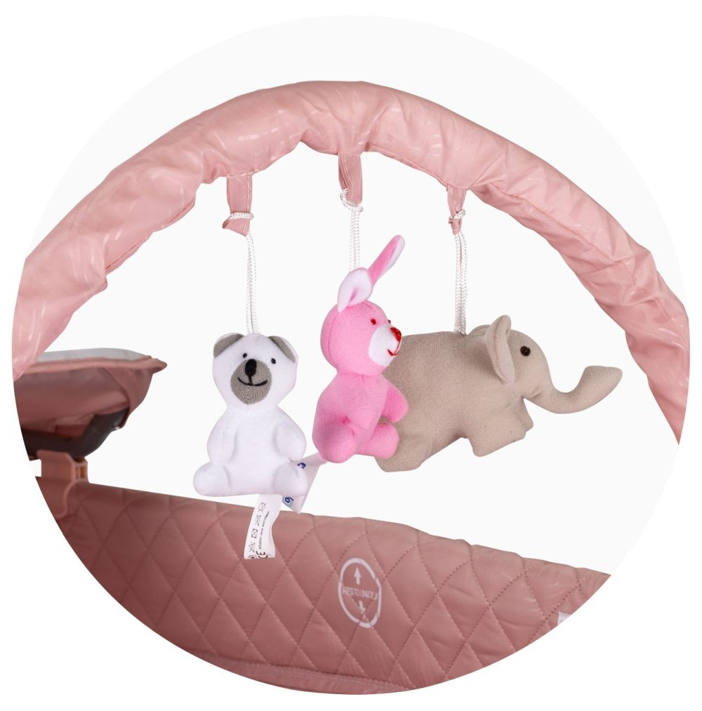 Rosa Babybett Spielzeug-Mobile mit Bär, Hase und Elefant. Weißer Hintergrund.