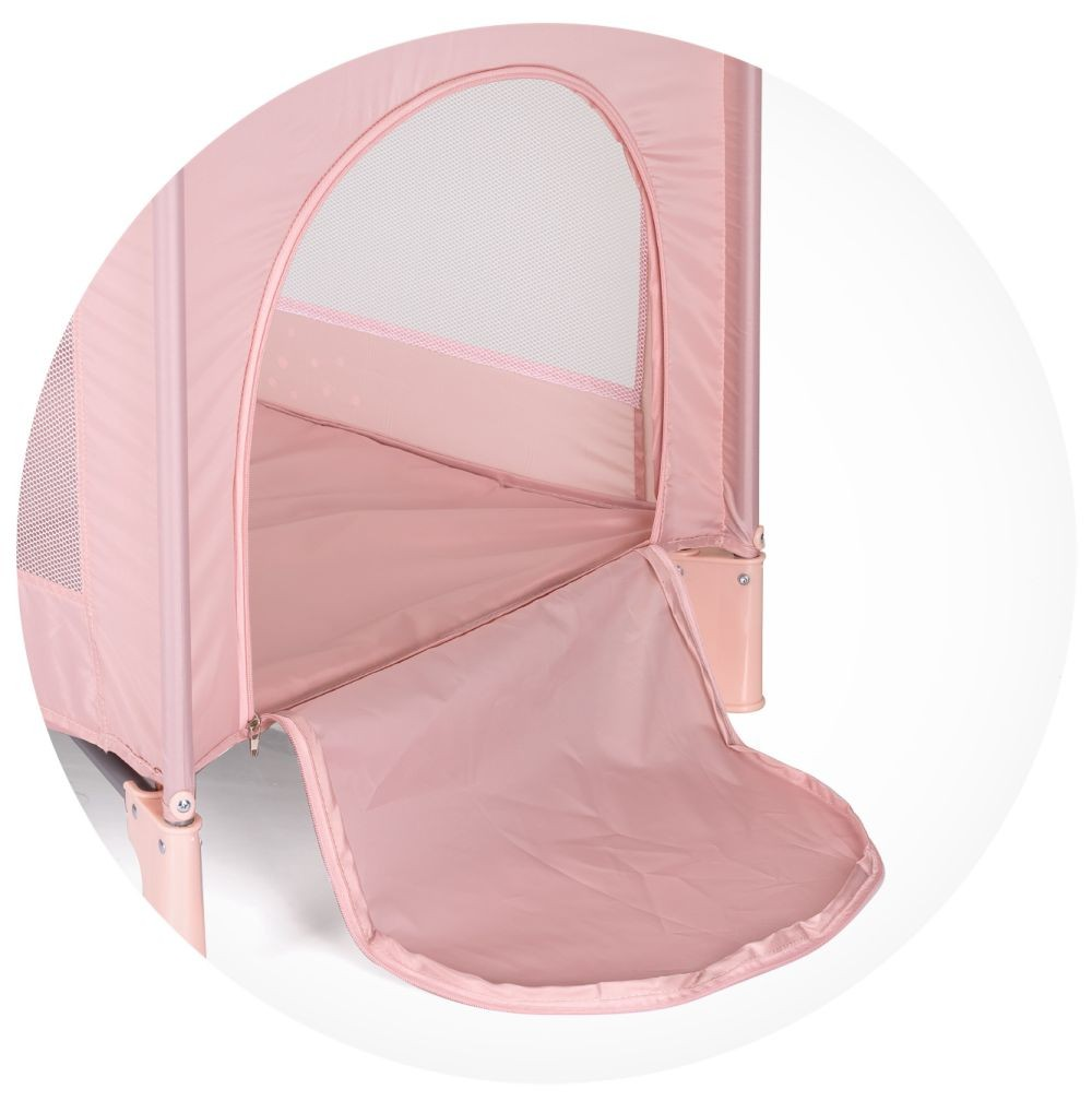Nahaufnahme einer rosa Babybett-Tür mit einem Netzfenster. Es hat einen weißen Hintergrund.