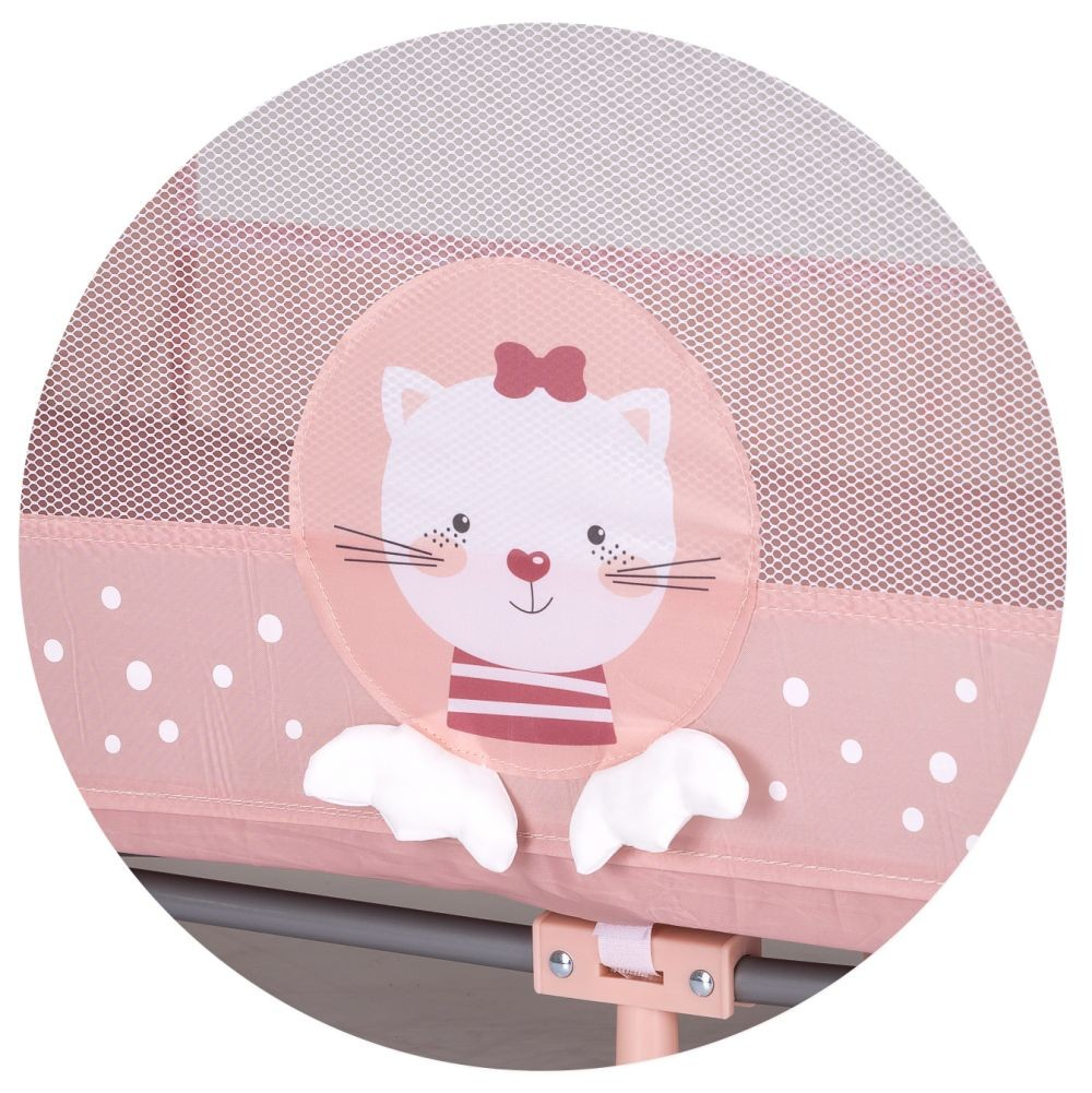 Nahaufnahme eines rosa Babybetts mit einer Cartoon-Katze an der Seite. Netzfenster und weißer Hintergrund.