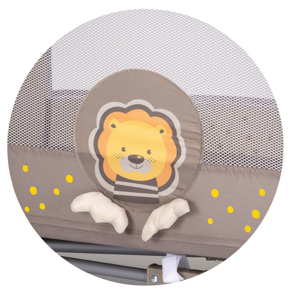 Nahaufnahme einer Babybettdekoration mit einem Löwengesicht und gelben Punkten auf grauem Hintergrund.