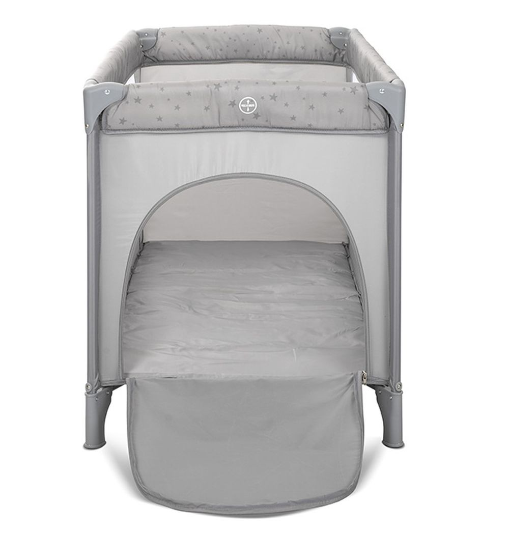 Graues Babybett mit Sternmuster, Netzseiten und weißem Hintergrund.
