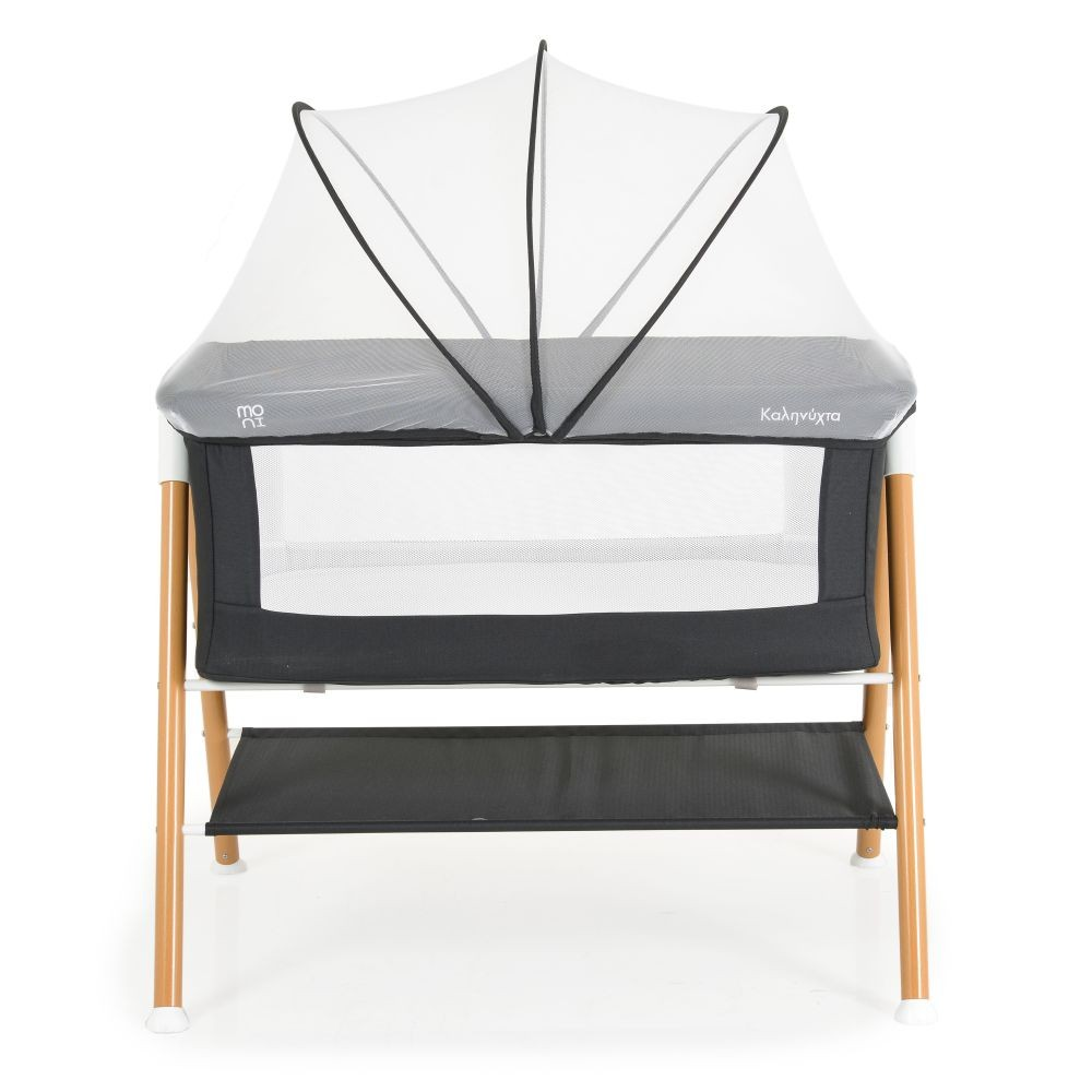 Cuna negra con mosquitera blanca, patas de madera, fondo blanco.